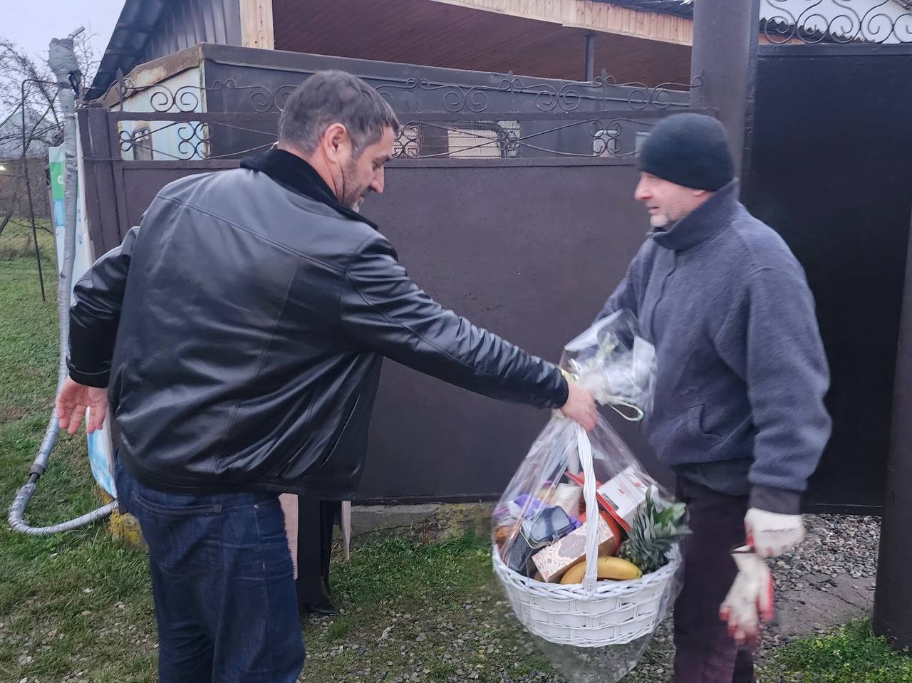 По поручению Главы Республики Ингушетия Махмуд-Али Калиматова в связи с Днем Героев Отечества в Малгобекском районе продолжается передача продуктовых корзин семьям участников СВО По поручению Главы Республики Ингушетия Махмуд-Али Калиматова в связи с Днем Героев Отечества в Малгобекском районе продолжается передача продуктовых корзин семьям участников СВО