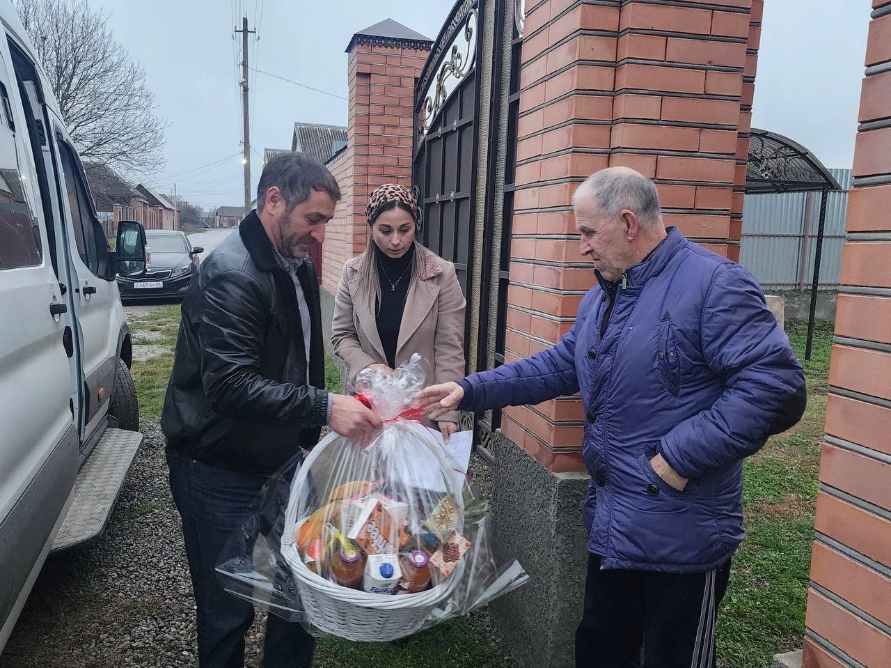 По поручению Главы Республики Ингушетия Махмуд-Али Калиматова в связи с Днем Героев Отечества в Малгобекском районе продолжается передача продуктовых корзин семьям участников СВО По поручению Главы Республики Ингушетия Махмуд-Али Калиматова в связи с Днем Героев Отечества в Малгобекском районе продолжается передача продуктовых корзин семьям участников СВО