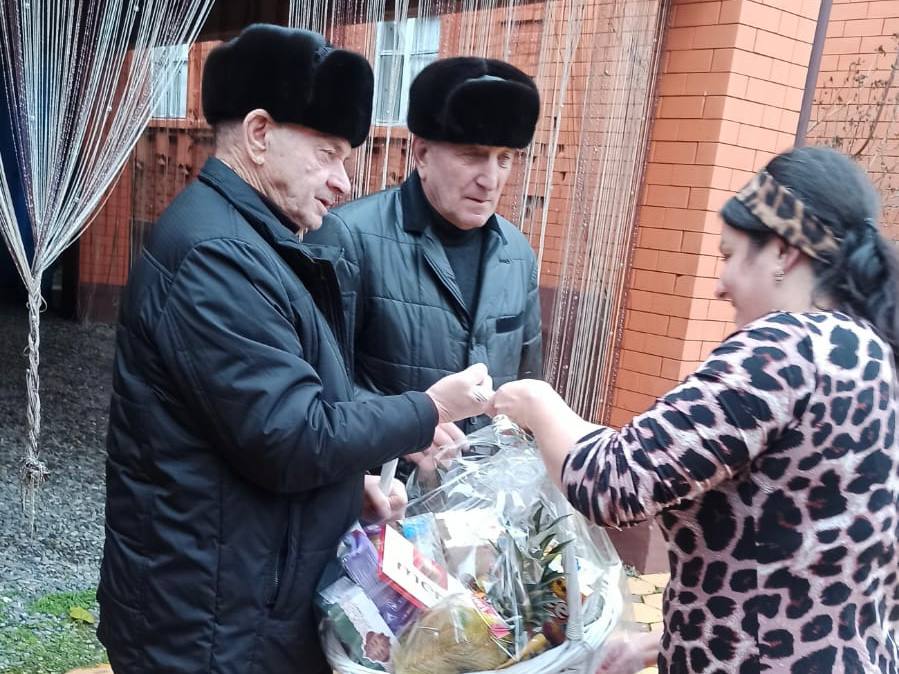 По поручению Главы Республики Ингушетия Махмуд-Али Калиматова в связи с Днем Героев Отечества в Малгобекском районе продолжается передача продуктовых корзин семьям участников СВО По поручению Главы Республики Ингушетия Махмуд-Али Калиматова в связи с Днем Героев Отечества в Малгобекском районе продолжается передача продуктовых корзин семьям участников СВО