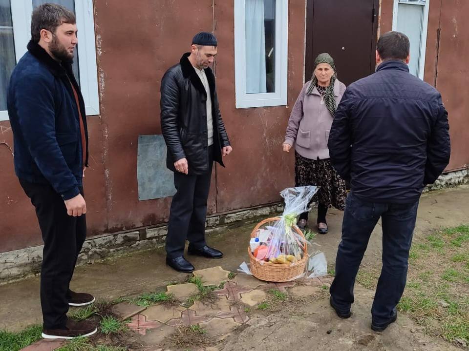 По поручению Главы Республики Ингушетия Махмуд-Али Калиматова в связи с Днем Героев Отечества в Малгобекском районе продолжается передача продуктовых корзин семьям участников СВО