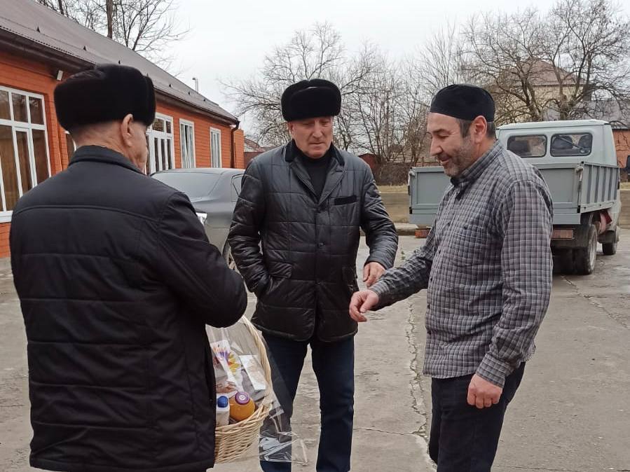 По поручению Главы Республики Ингушетия Махмуд-Али Калиматова в связи с Днем Героев Отечества в Малгобекском районе продолжается передача продуктовых корзин семьям участников СВО По поручению Главы Республики Ингушетия Махмуд-Али Калиматова в связи с Днем Героев Отечества в Малгобекском районе продолжается передача продуктовых корзин семьям участников СВО