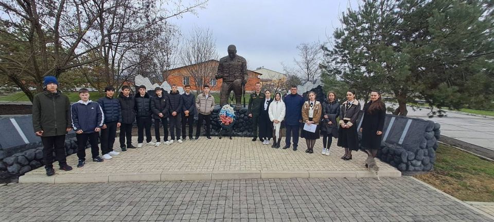 Сотрудники Следственного комитета провели урок мужества для кадетов в День Конституции России