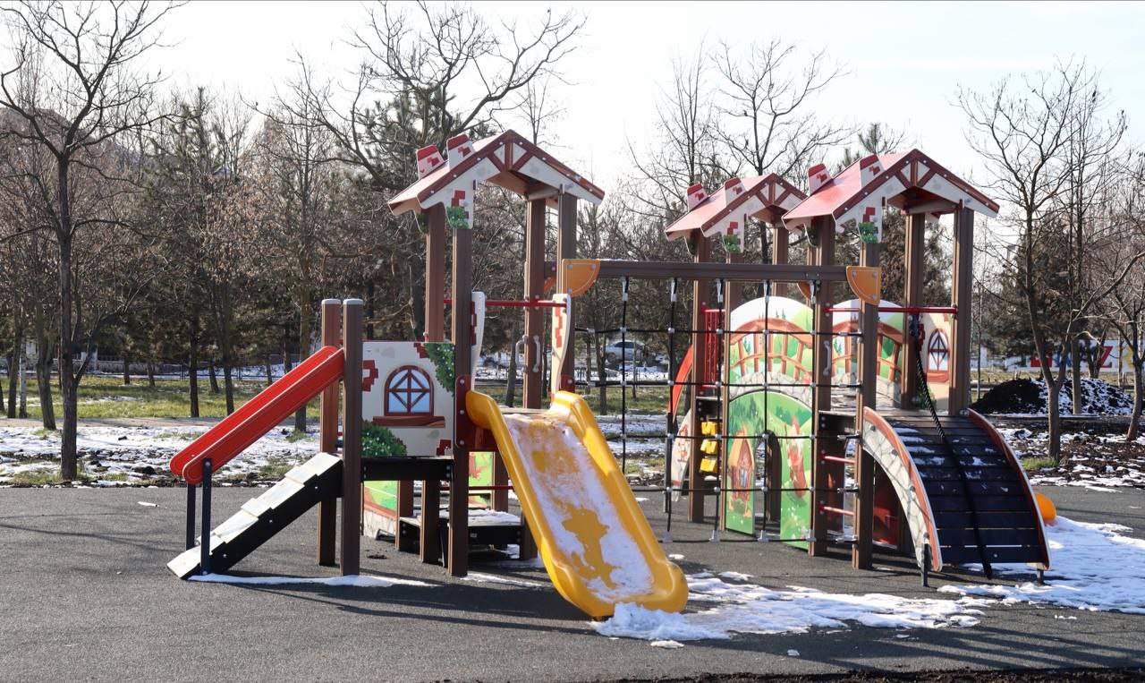 В Назрани открылись новые детские площадки В Назрани открылись новые детские площадки