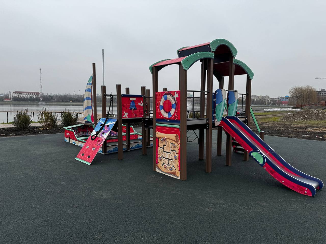 В Назрани появились ещё две современные детские площадки В Назрани появились ещё две современные детские площадки