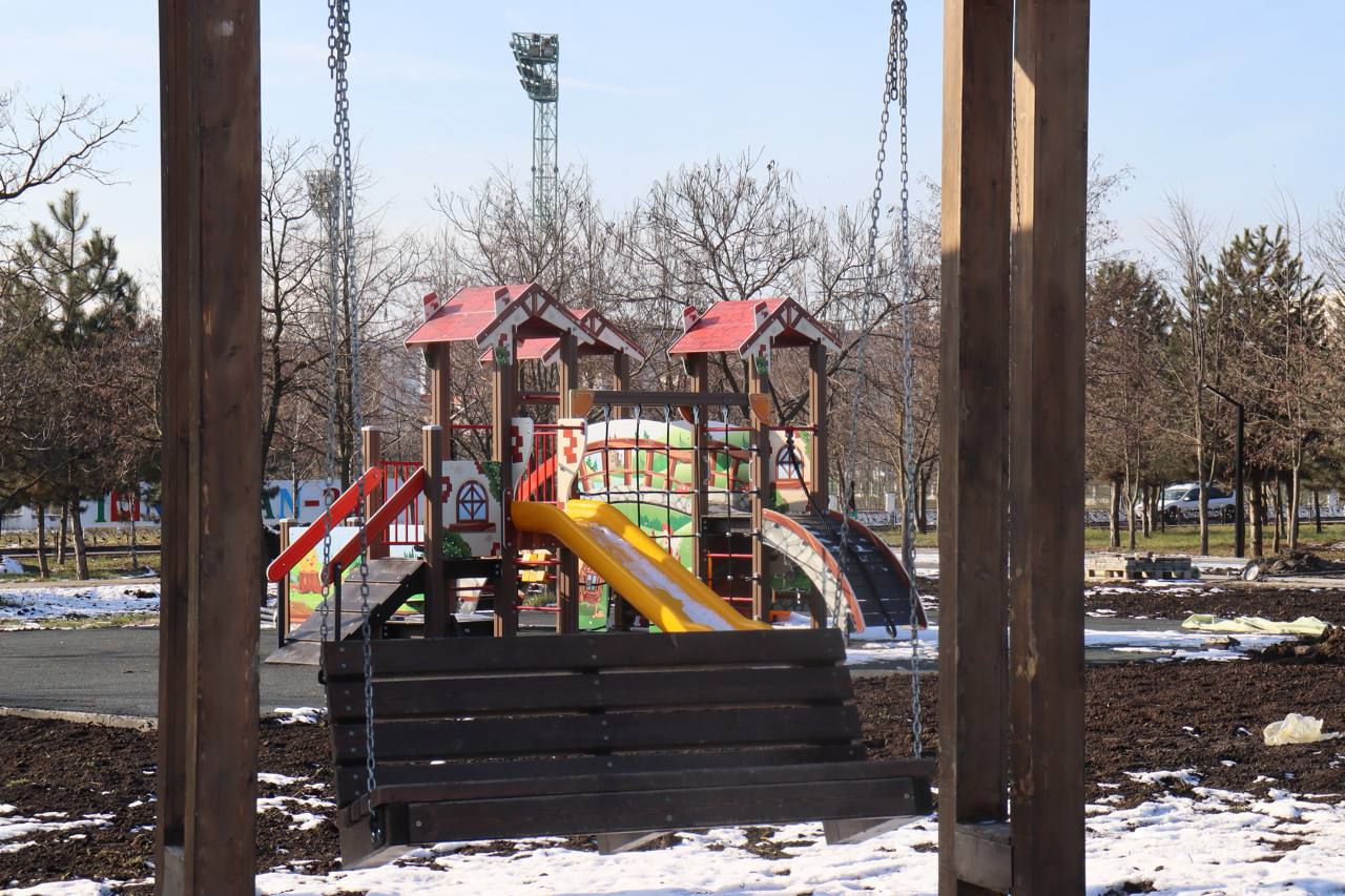 В Назрани появились ещё две современные детские площадки В Назрани появились ещё две современные детские площадки