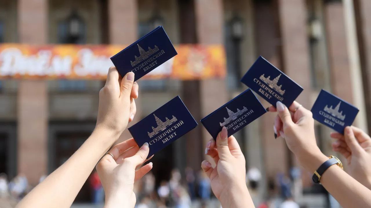 Электронные студенческие билеты и зачетки станут доступны на "Госуслугах" - соответствующий закон приняла Госдума