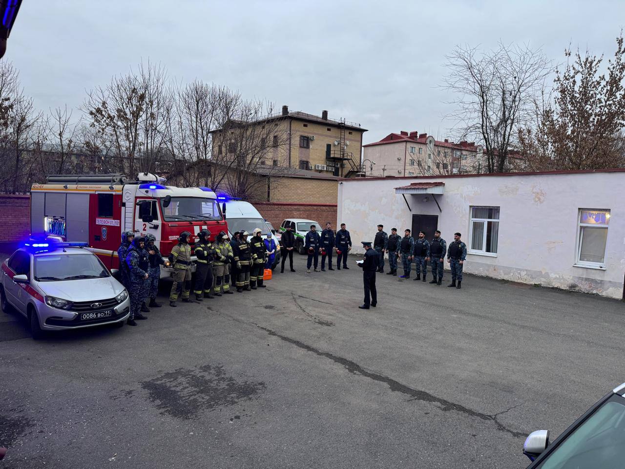 В г. Малгобек на базе здания суда прошли учебно-тренировочные занятия по теме: «Действия при возникновении возгорания или пожара в зданиях и помещениях судов»