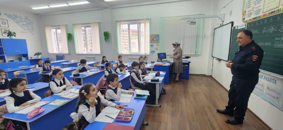 Сотрудники ГИБДД в преддверии зимних каникул проводят профилактические беседы в школах