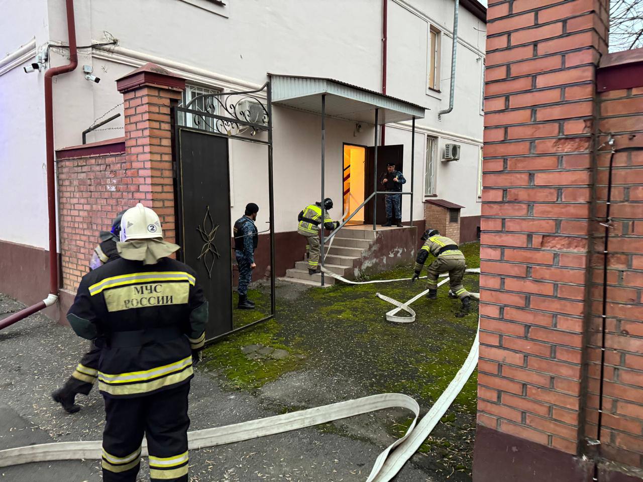 В г. Малгобек на базе здания суда прошли учебно-тренировочные занятия по теме: «Действия при возникновении возгорания или пожара в зданиях и помещениях судов» В г. Малгобек на базе здания суда прошли учебно-тренировочные занятия по теме: «Действия при возникновении возгорания или пожара в зданиях и помещениях судов»