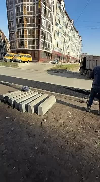 По поручению мэра Магаса Мусы Темурзиева в 10-м микрорайоне идут работы по созданию тротуара в сквере для удобства прогулок с детьми и людей с ограниченными возможностями