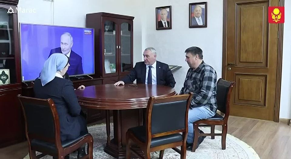 Работа корреспондентов всегда заметна, а вот те, кто трудится за кадром, остаются в тени, хотя именно они делают эфиры яркими и увлекательными