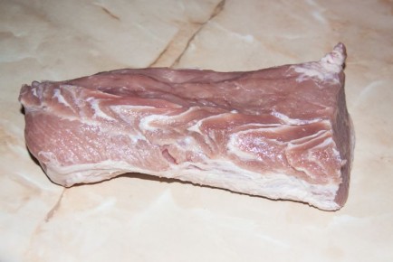 Почему нельзя готовить неразмороженное мясо: секрет прост