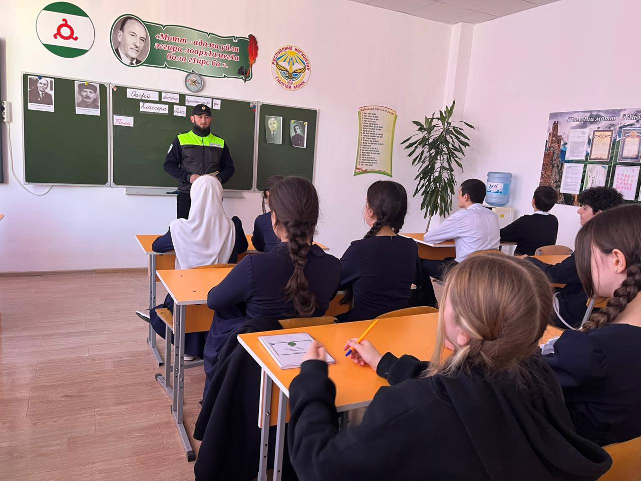 Сотрудники ГИБДД в преддверии зимних каникул проводят профилактические беседы в школах