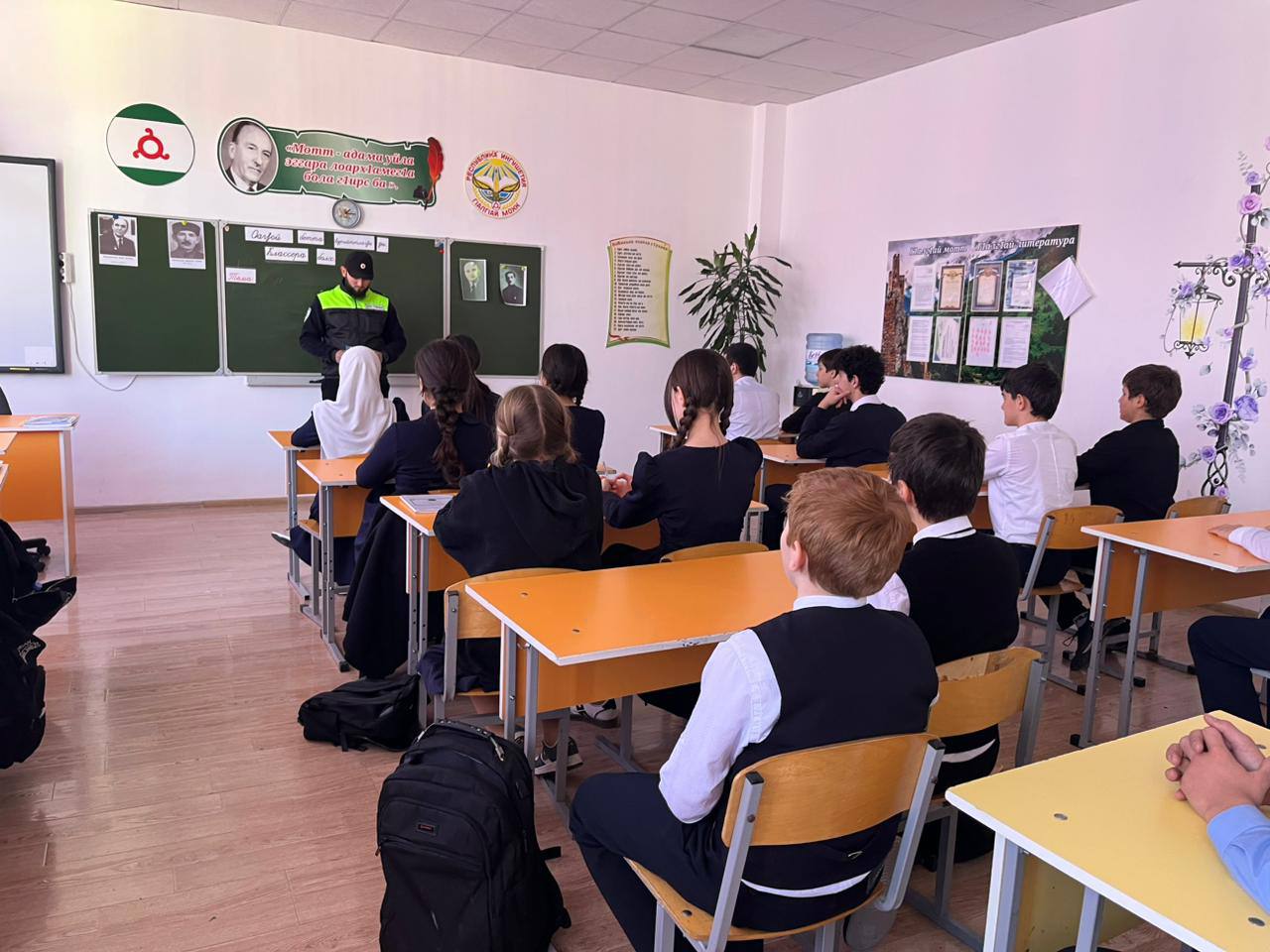 Сотрудники ГИБДД в преддверии зимних каникул проводят профилактические беседы в школах Сотрудники ГИБДД в преддверии зимних каникул проводят профилактические беседы в школах