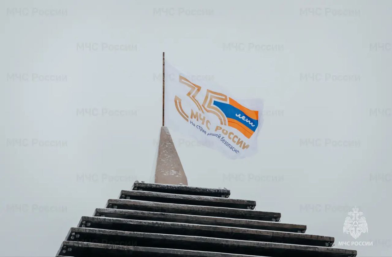 На стометровой башне Согласия в Ингушетии установлен флаг МЧС России