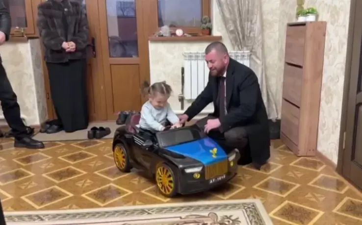 Мэр Сунжи Ингушетии воплотил в жизнь заветную мечту трехлетней Даны из Назрани