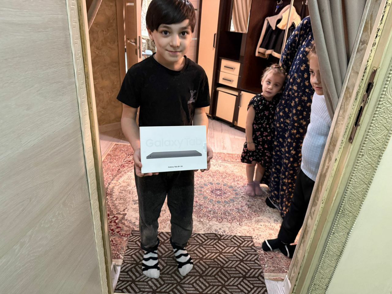 В продолжение благотворительной акции Председатель Народного Собрания РИ Магомет Тумгоев и руководитель фракции «Единая Россия» Магомет Алисханов сняли еще несколько шариков с новогодними детскими мечтами с «Ёлки желаний» В продолжение благотворительной акции Председатель Народного Собрания РИ Магомет Тумгоев и руководитель фракции «Единая Россия» Магомет Алисханов сняли еще несколько шариков с новогодними детскими мечтами с «Ёлки желаний»