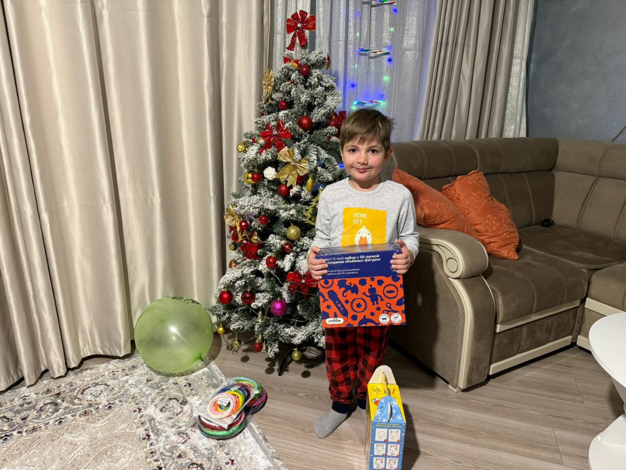 В продолжение благотворительной акции Председатель Народного Собрания РИ Магомет Тумгоев и руководитель фракции «Единая Россия» Магомет Алисханов сняли еще несколько шариков с новогодними детскими мечтами с «Ёлки желаний» В продолжение благотворительной акции Председатель Народного Собрания РИ Магомет Тумгоев и руководитель фракции «Единая Россия» Магомет Алисханов сняли еще несколько шариков с новогодними детскими мечтами с «Ёлки желаний»