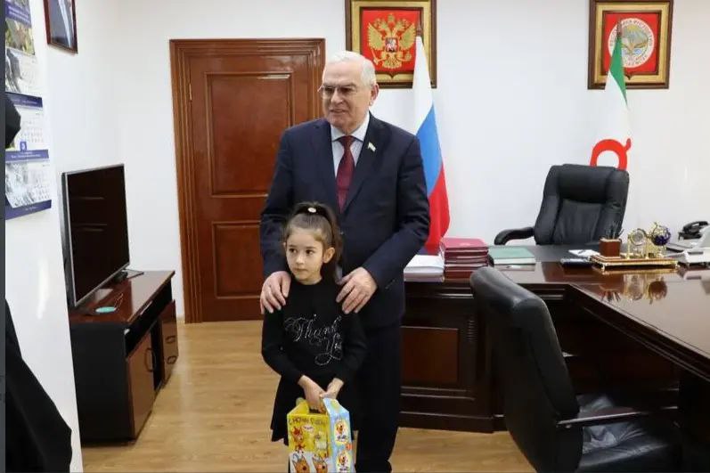 Спикер парламента Ингушетии в рамках акции «Елка желаний» вручил девочке подарок