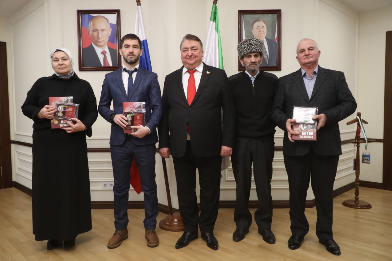 Председатель Правительства Ингушетии Владимир Сластенин по поручению Главы региона вручил награды и.о. министра по делам гражданской обороны и чрезвычайным ситуациям РИ Александру Евлоеву и ряду сотрудников ведомства