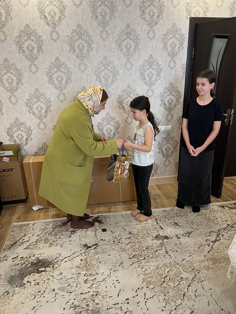 В преддверии новогодних праздников и в рамках Всероссийской акции «Ёлка желаний» и.о. министра по делам гражданской обороны и чрезвычайным ситуациям Республики Ингушетия Александр Евлоев исполнил мечту 15-летней Луизы... В преддверии новогодних праздников и в рамках Всероссийской акции «Ёлка желаний» и.о. министра по делам гражданской обороны и чрезвычайным ситуациям Республики Ингушетия Александр Евлоев исполнил мечту 15-летней Луизы...