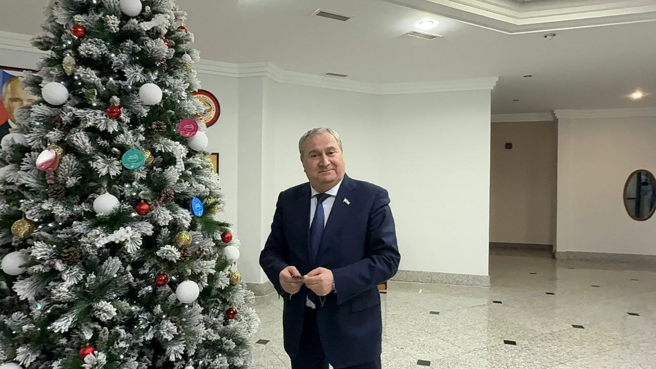 В продолжение благотворительной акции Председатель Народного Собрания РИ Магомет Тумгоев и руководитель фракции «Единая Россия» Магомет Алисханов сняли еще несколько шариков с новогодними детскими мечтами с «Ёлки желаний» В продолжение благотворительной акции Председатель Народного Собрания РИ Магомет Тумгоев и руководитель фракции «Единая Россия» Магомет Алисханов сняли еще несколько шариков с новогодними детскими мечтами с «Ёлки желаний»