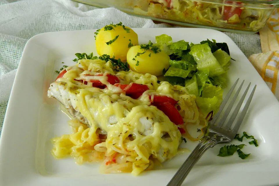 Летний вкус: Рыба с томатами, запеченная в духовке