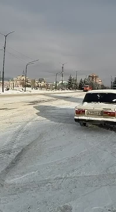 Второй день нового года.. В Магасе температура -3 градуса, идёт снег