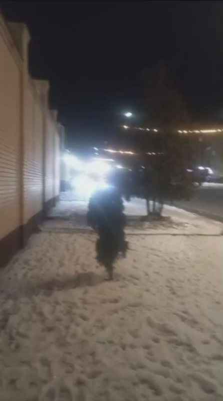 Вновь на улице К.Кулиева случился засор канализации - в трубе застряли тряпки и только благодаря усилиям коммунальных служб удалось восстановить нормальное функционирование системы