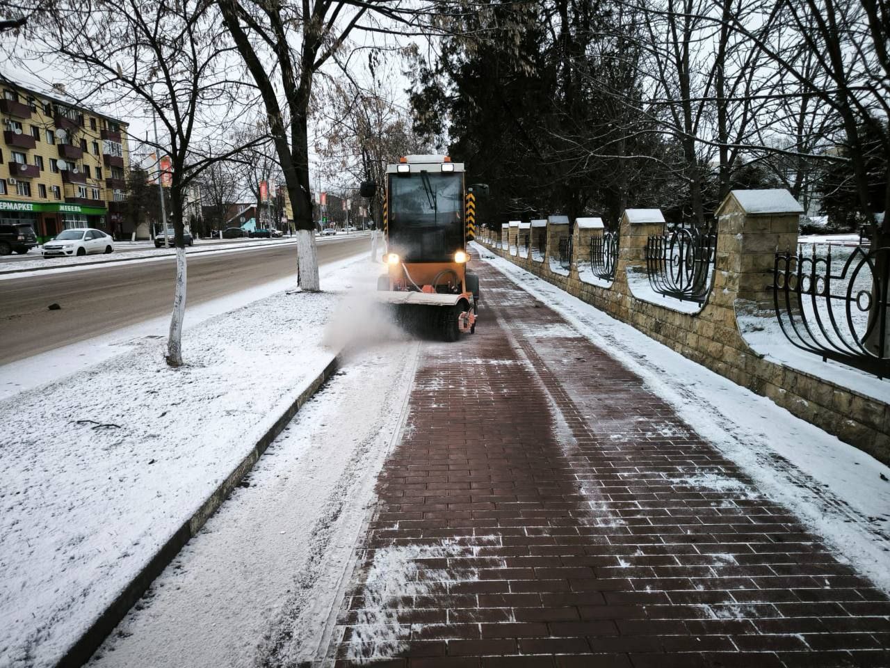 С утра коммунальные службы муниципалитетов активно расчищают снег для обеспечения безопасности и проходимости дорог С утра коммунальные службы муниципалитетов активно расчищают снег для обеспечения безопасности и проходимости дорог