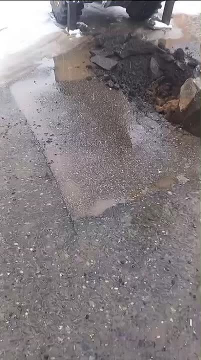 На перекрёстке улиц К.Кулиева - Д. Мальсагова ведутся работы по устранению прорыва водопровода