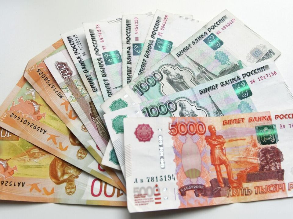 Сбережения россиян в валюте достигли рекорда за последние два года