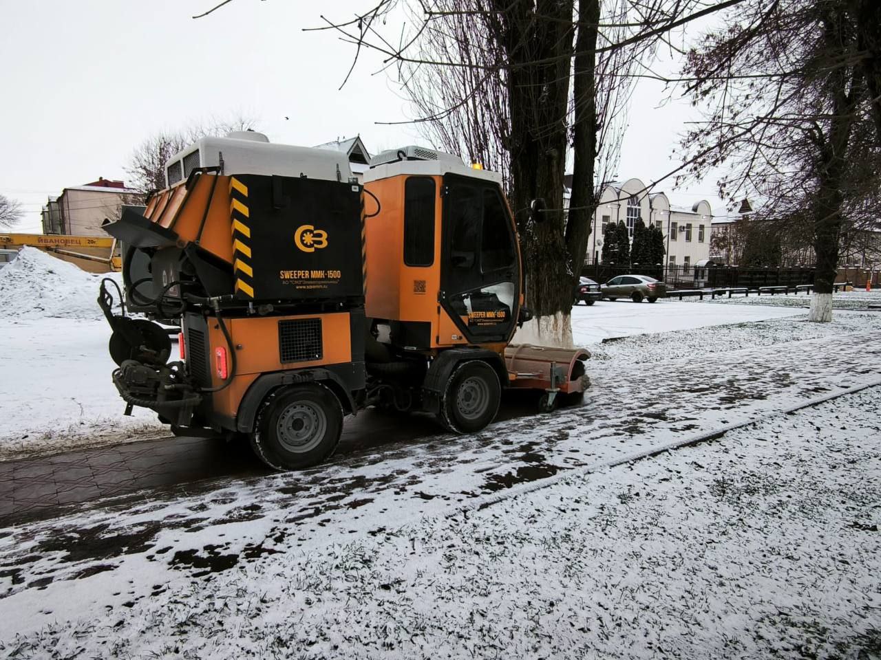 С утра коммунальные службы муниципалитетов активно расчищают снег для обеспечения безопасности и проходимости дорог С утра коммунальные службы муниципалитетов активно расчищают снег для обеспечения безопасности и проходимости дорог