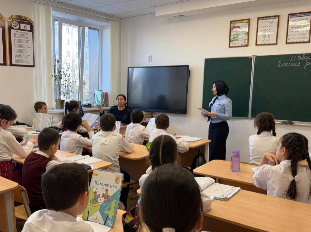 Сотрудники ОГИБДД ОМВД России по г.Магас проводят профилактические беседы со школьниками Сотрудники ОГИБДД ОМВД России по г.Магас проводят профилактические беседы со школьниками