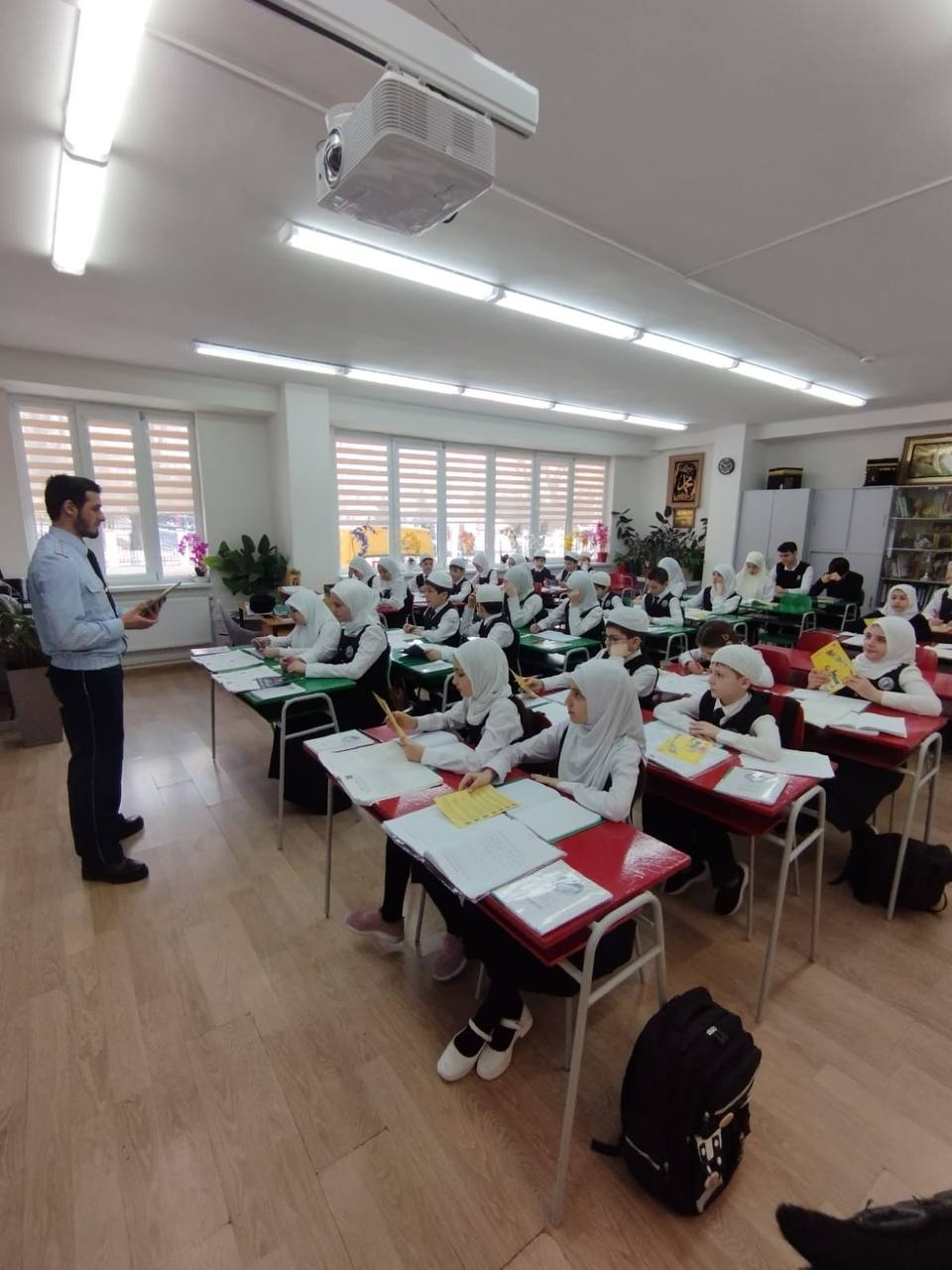 Сотрудники ОГИБДД ОМВД России по городу Назрань проводят уроки дорожной безопасности в школах Сотрудники ОГИБДД ОМВД России по городу Назрань проводят уроки дорожной безопасности в школах