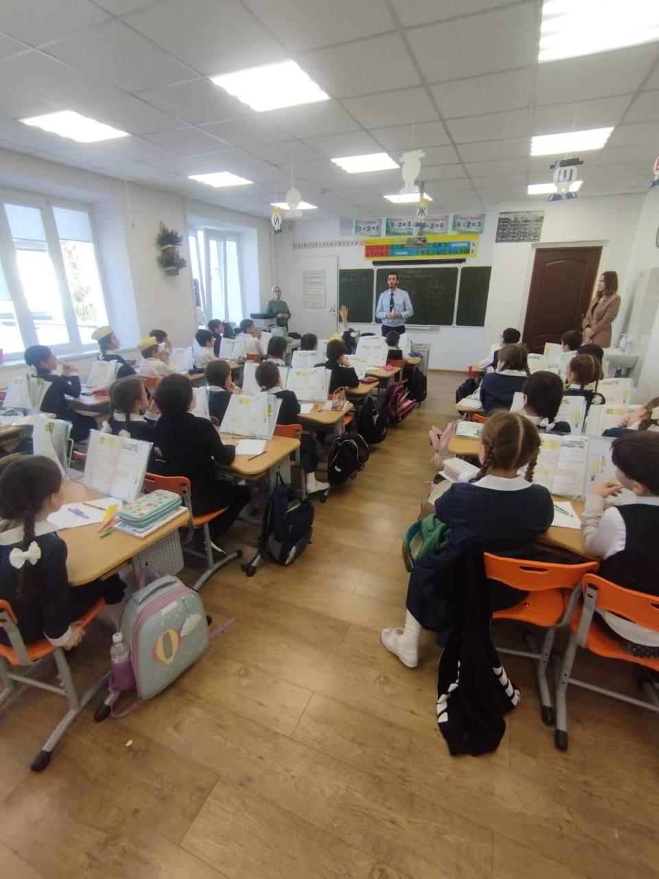 Сотрудники ОГИБДД ОМВД России по городу Назрань проводят уроки дорожной безопасности в школах