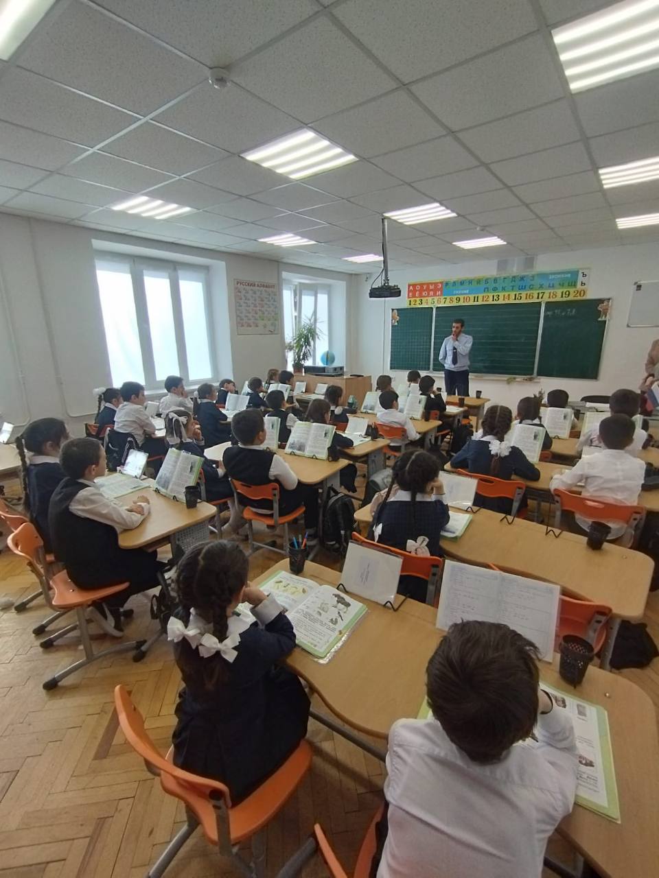 Сотрудники ОГИБДД ОМВД России по городу Назрань проводят уроки дорожной безопасности в школах Сотрудники ОГИБДД ОМВД России по городу Назрань проводят уроки дорожной безопасности в школах