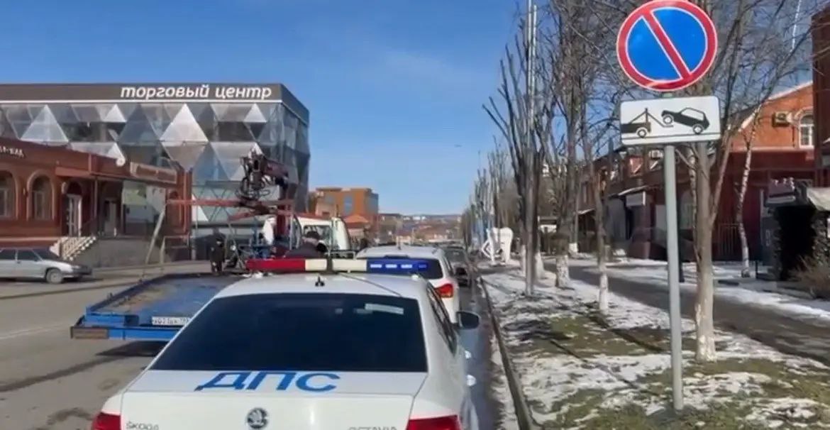 В Назрани администрация и ГИБДД провели совместный рейд для борьбы с хаотичной парковкой, мешающей движению транспорта и пешеходов