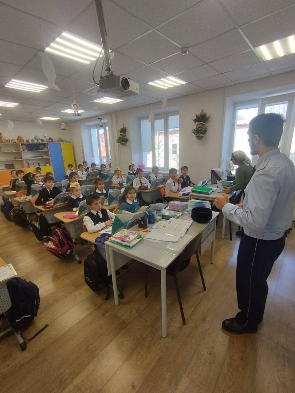 Сотрудники ОГИБДД ОМВД России по городу Назрань проводят уроки дорожной безопасности в школах Сотрудники ОГИБДД ОМВД России по городу Назрань проводят уроки дорожной безопасности в школах