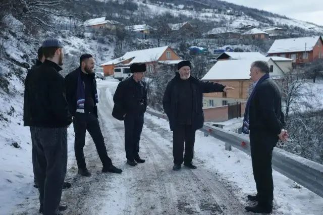 Единороссы проверили качество уборки снега на дорогах и тротуарах в горном Джейрахском районе Ингушетии