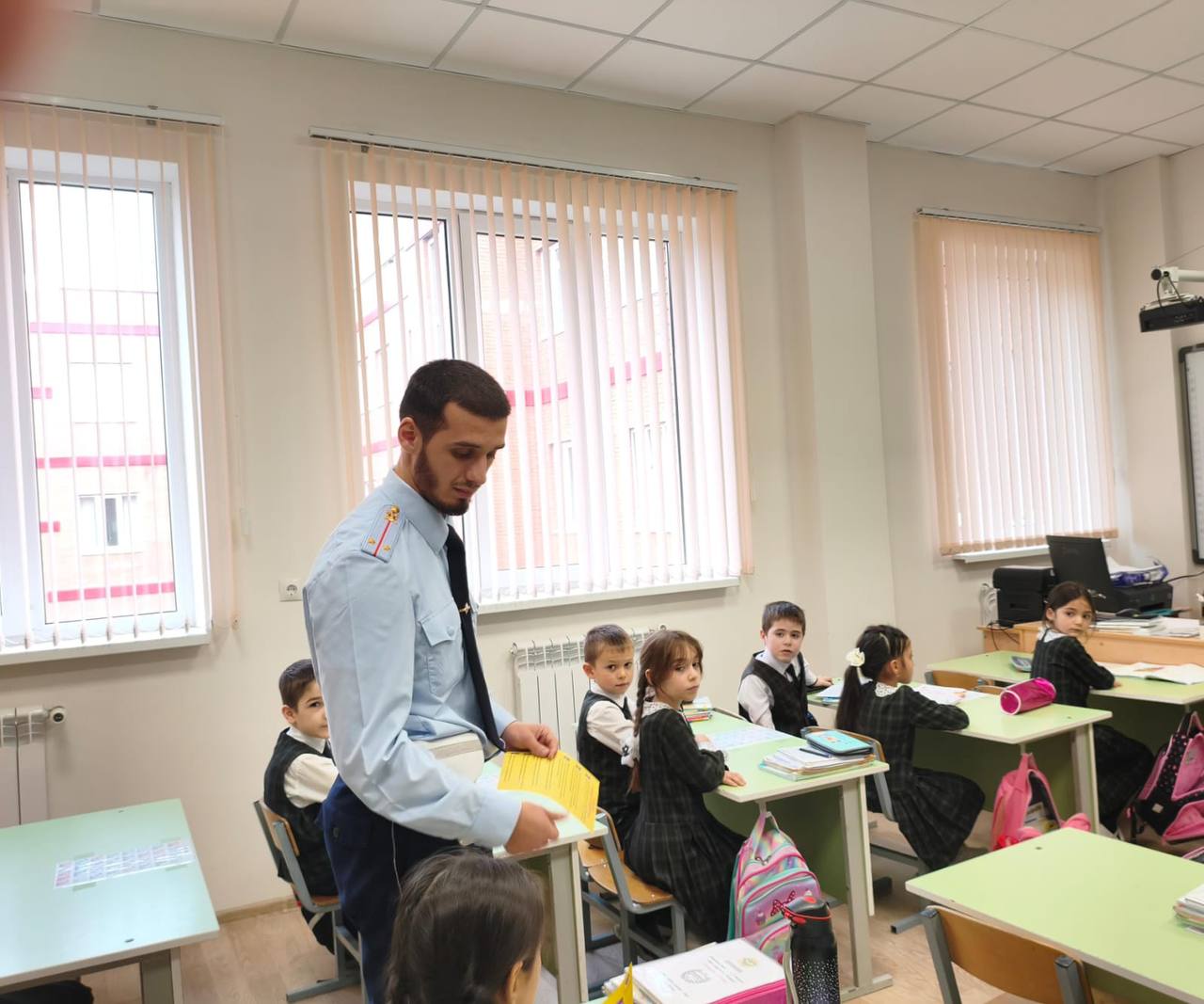 Сотрудники ОГИБДД ОМВД России по городу Назрань проводят уроки дорожной безопасности в школах Сотрудники ОГИБДД ОМВД России по городу Назрань проводят уроки дорожной безопасности в школах
