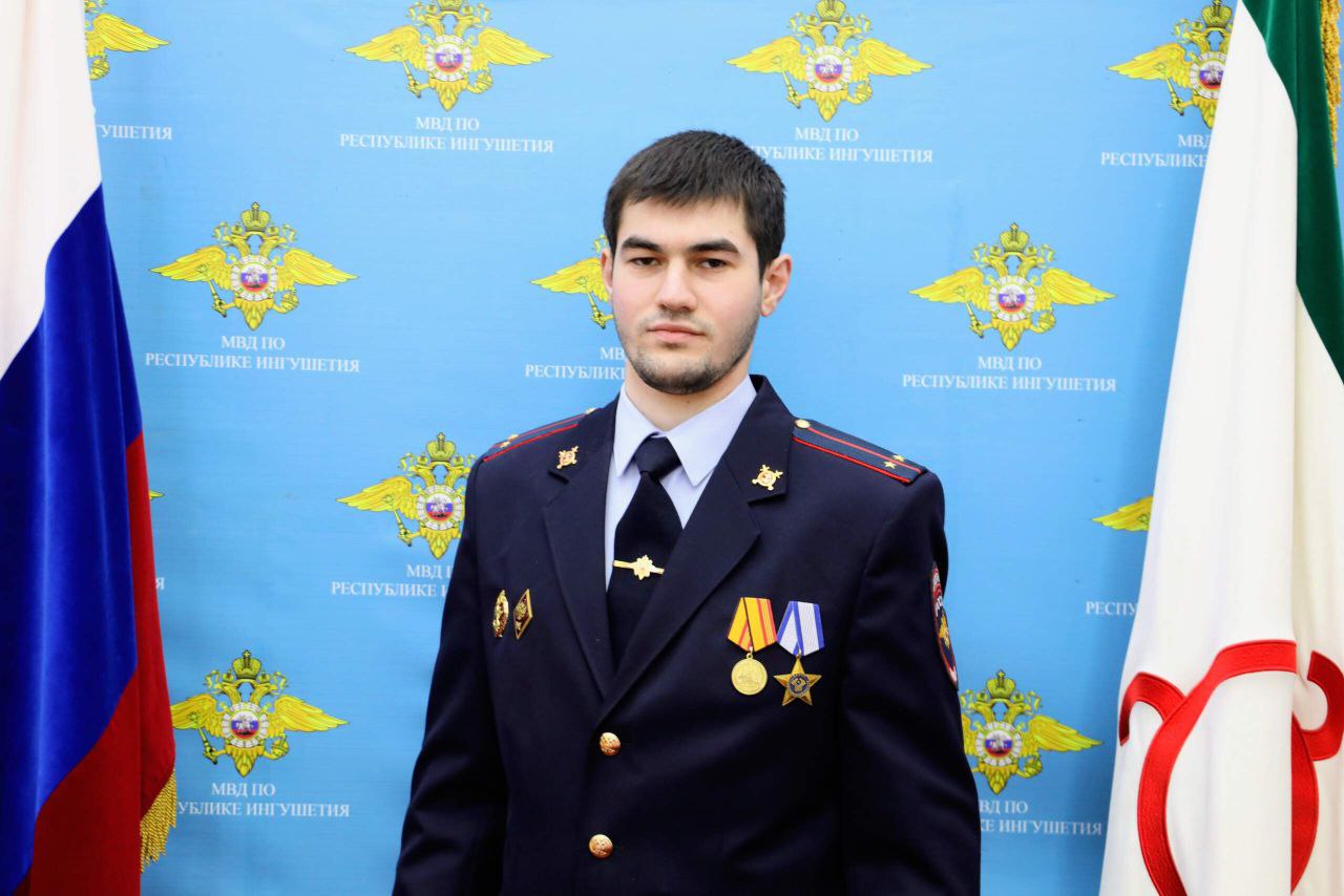 "В 5 классе загорелся мечтой стать полицейским и после школы поступил в Ростовский институт МВД России" "В 5 классе загорелся мечтой стать полицейским и после школы поступил в Ростовский институт МВД России"