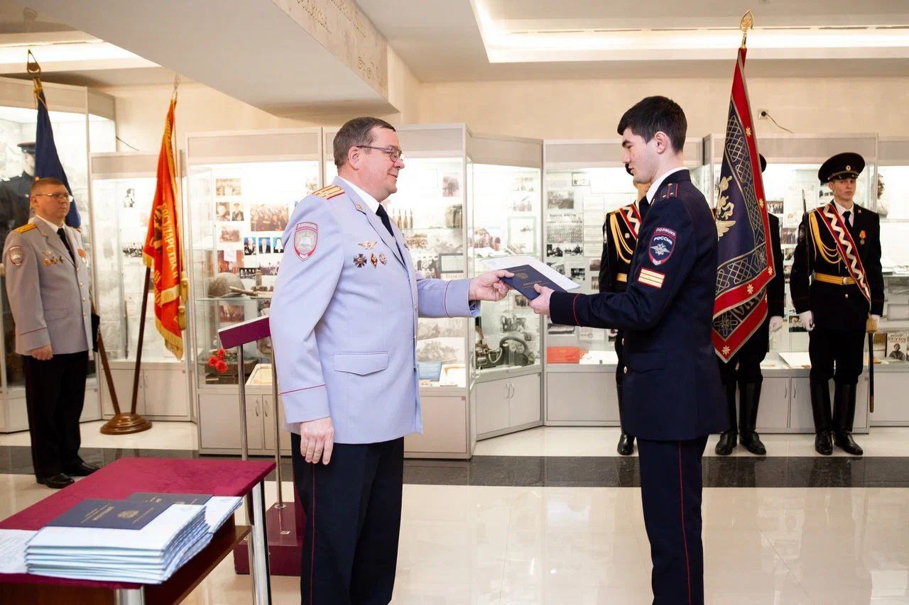 "В 5 классе загорелся мечтой стать полицейским и после школы поступил в Ростовский институт МВД России" "В 5 классе загорелся мечтой стать полицейским и после школы поступил в Ростовский институт МВД России"