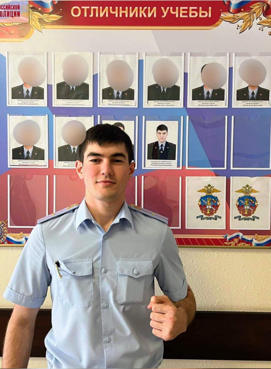 "В 5 классе загорелся мечтой стать полицейским и после школы поступил в Ростовский институт МВД России" "В 5 классе загорелся мечтой стать полицейским и после школы поступил в Ростовский институт МВД России"