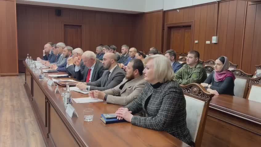 Рабочая неделя в правительстве началась с очередного заседания регионального кабмина под председательством премьер-министра Владимира Сластенина