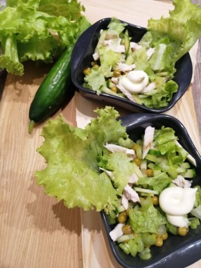 Легкий салат с куриной грудкой за полчаса: быстрый дневной вариант