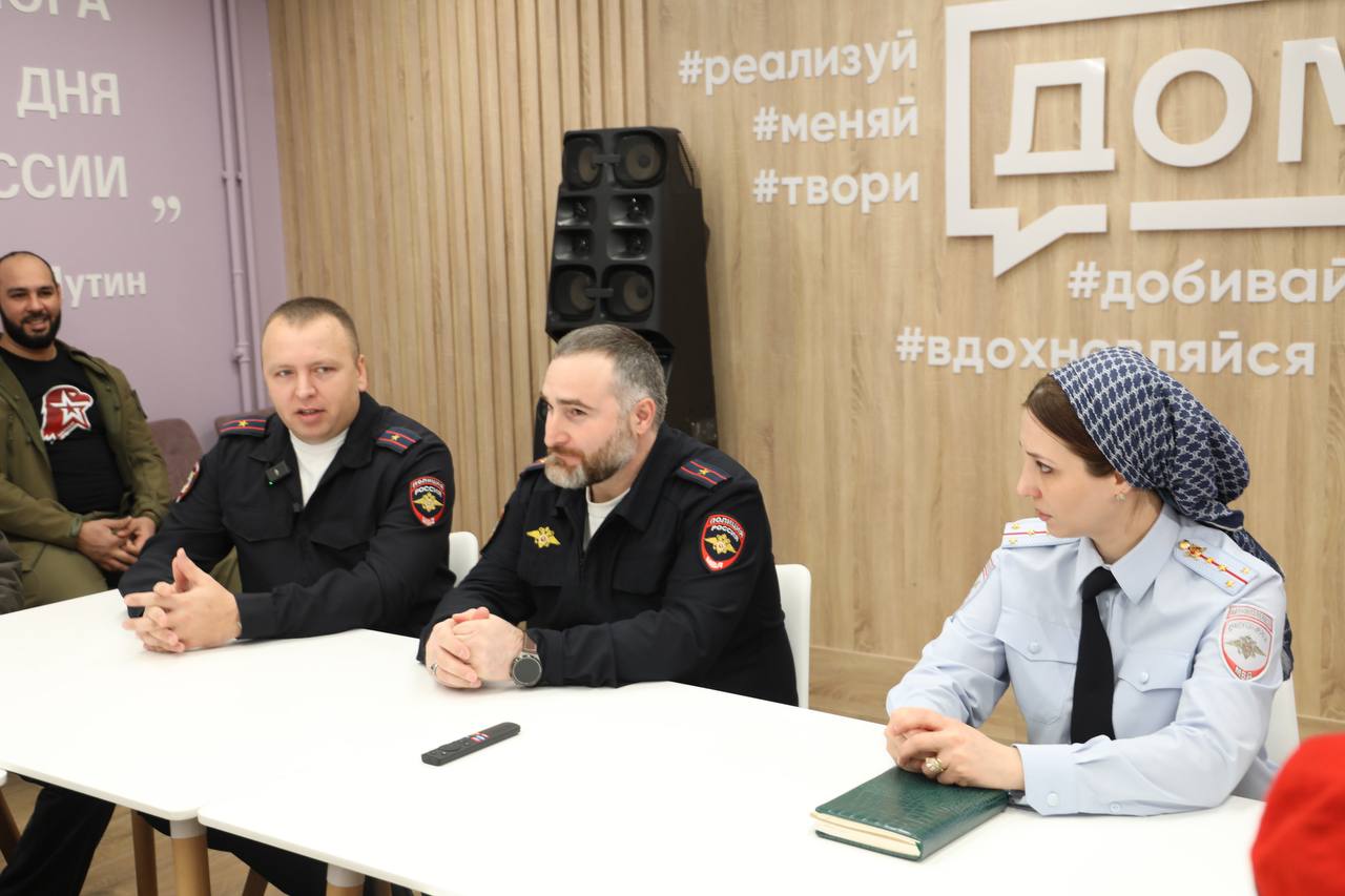 «Ориентир – закон и честь!» Полицейские Ингушетии совместно с Юнармиейрассказали подросткам о том, как выбрать в жизни правильный путь «Ориентир – закон и честь!» Полицейские Ингушетии совместно с Юнармиейрассказали подросткам о том, как выбрать в жизни правильный путь