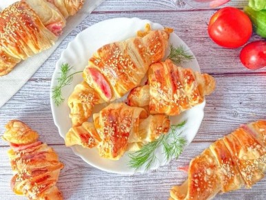 Круассаны с ветчиной и сыром из слоеного теста: простой утренний комфорт