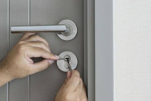 В 23:35 по мск 27.01.2026 года в Центр обработки вызовов «Служба 112» поступило сообщение о том, что по адресу: г. Назрань улица Московская №70, заблокировалась дверь квартиры внутри которой находится человек