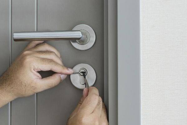 В 23:35 по мск 27.01.2026 года в Центр обработки вызовов «Служба 112» поступило сообщение о том, что по адресу: г. Назрань улица Московская №70, заблокировалась дверь квартиры внутри которой находится человек